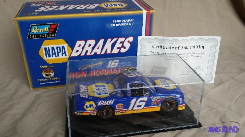 Revell Collection Die cast car 124 scale wit...