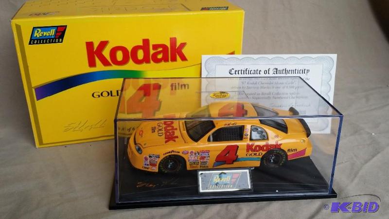 Revell Collection Die cast car 124 scale wit...