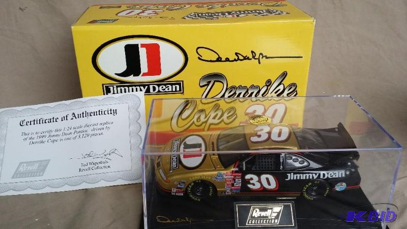 Revell Collection Die cast car 124 scale wit...