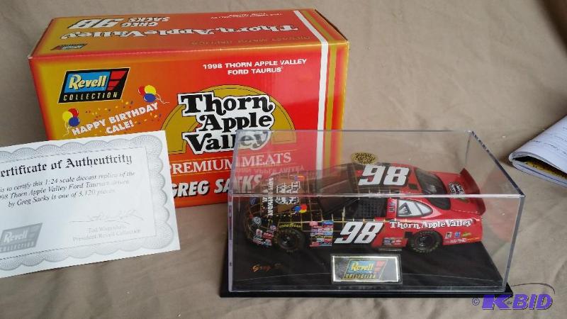 Revell Collection Die cast car 124 scale wit...