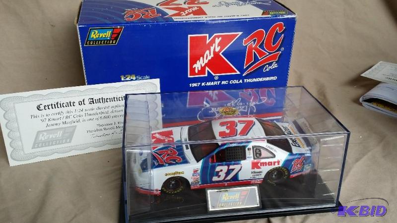 Revell Collection Die cast car 124 scale wit...
