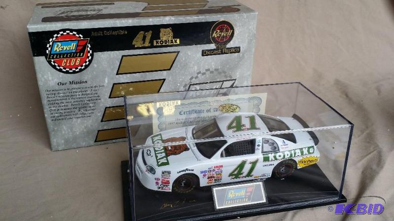 Revell Collection Die cast car 124 scale wit...