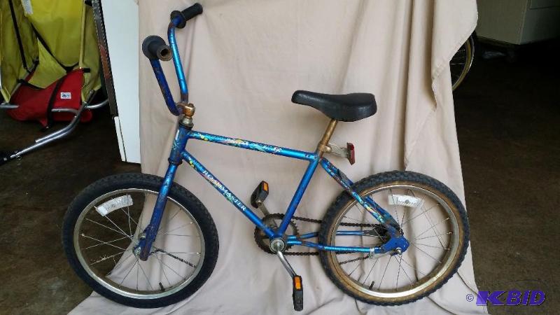 lot 15 image: Roadmaster boys bike. Little rusty, back tire...