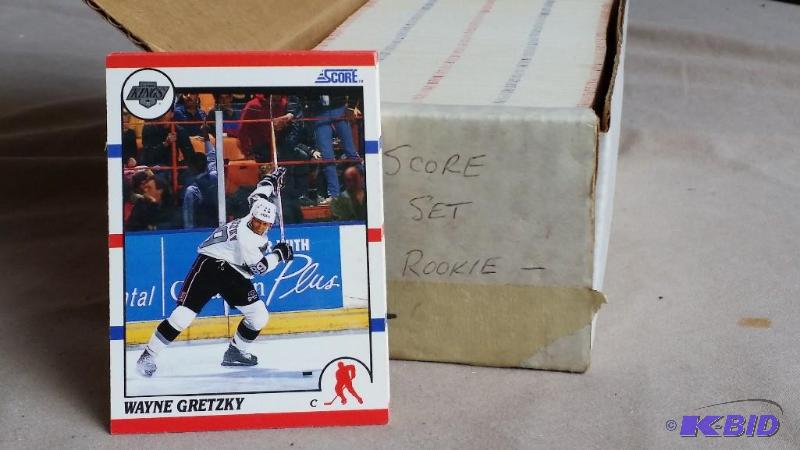 lot 30 image: 1990 Score Hockey complete set including Lin...