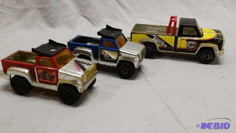 lot 65 image: Lot of 3 Tonka 4x4 trucks. One measures 7&quo...