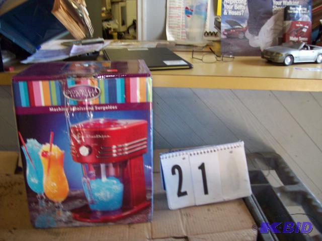 lot 21 image: Nostalgia Brand Frozen Beverage Station in Bo...