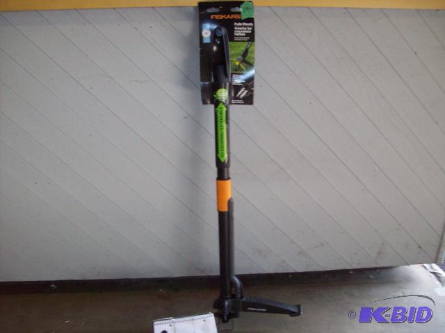 lot 6 image: Fiskars Weed Puller With Telescoping Handle, ...
