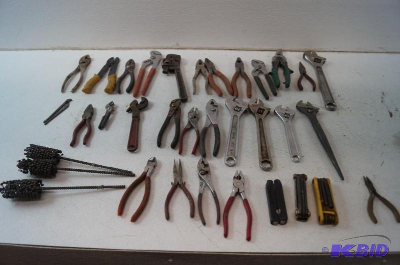 Assortment of pillers and wreches