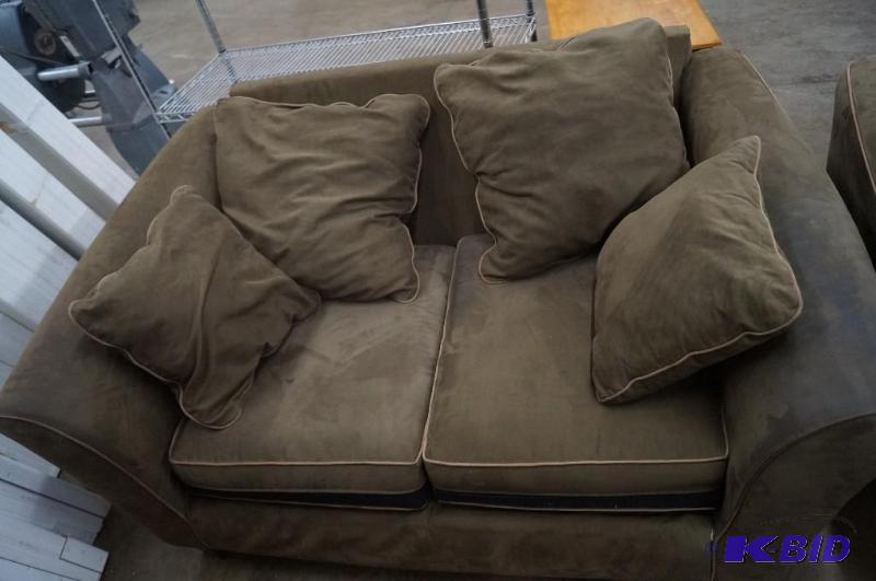 60 loveseat with pillows