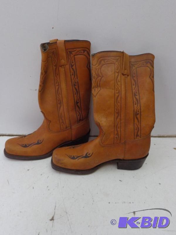 lot 124 image: Old Pair Of Cowboy Boots Looks to be Size 9 ...