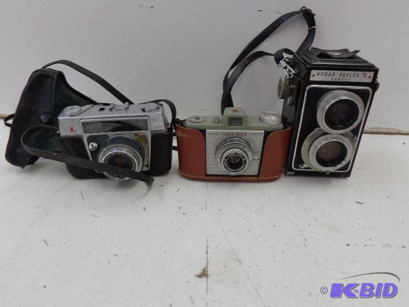 lot 138 image: Antique Cameras Kodak Reflex II with Flash Ko...