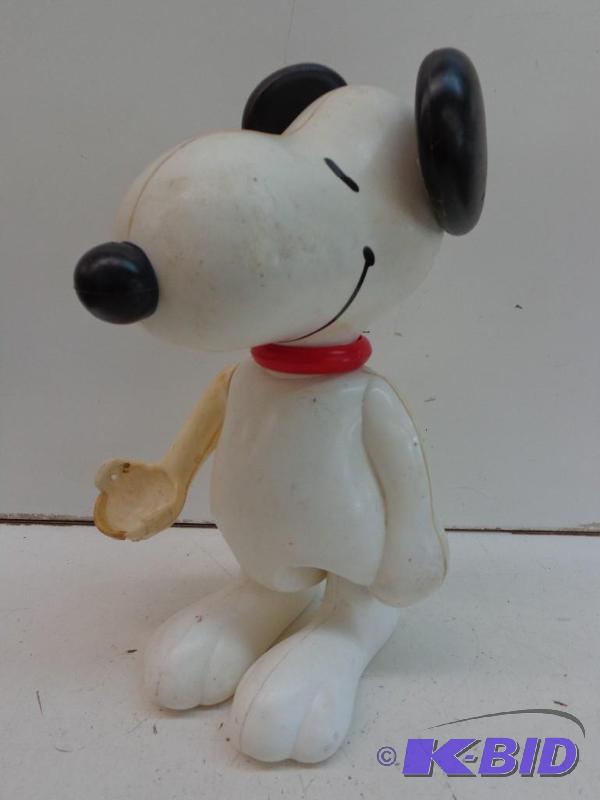 lot 39 image: Snoopy Character Snoopy with baseball glove (...