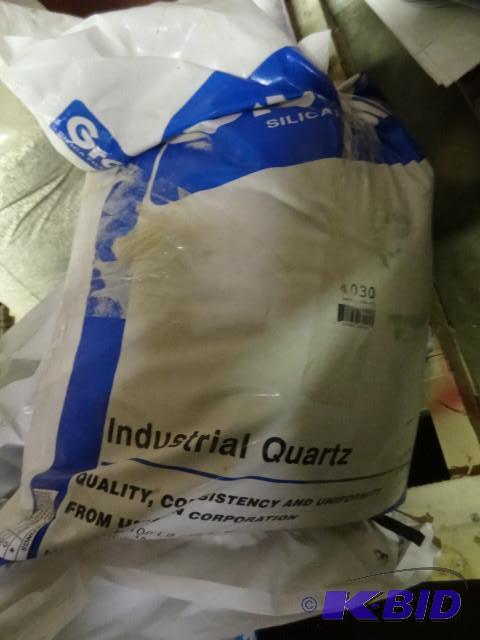 lot 152 image: Approx 175 lbs Granusil quartz sandblasting m...