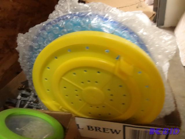lot 175 image: New 5 pc Lawn and Garden Lot incl Lawn Sprink...