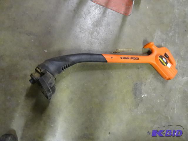lot 220 image: USED Black and Decker CST800 12volt Cordless ...