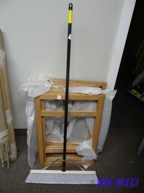 lot 39 image: New Laitner 24 Heavy Duty push broom with met...