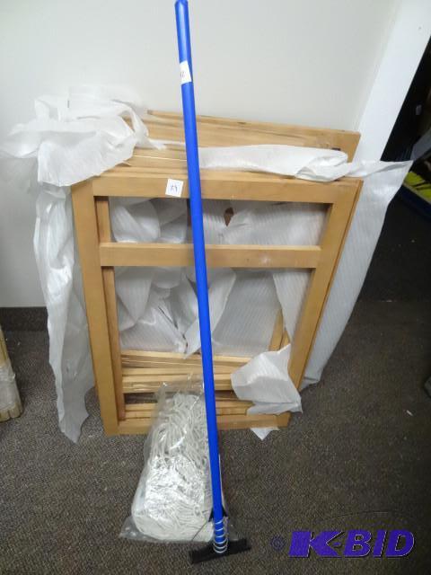 lot 42 image: New Emsco Ti-Dee American standard mop and ha...