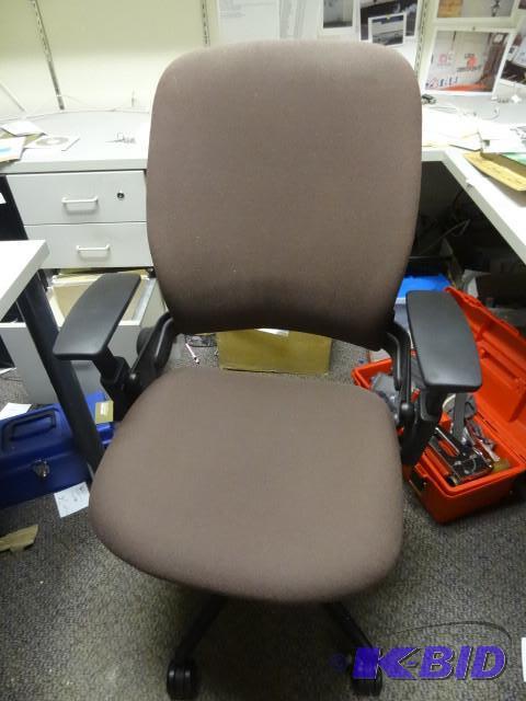 lot 118 image: Office chair on wheels....