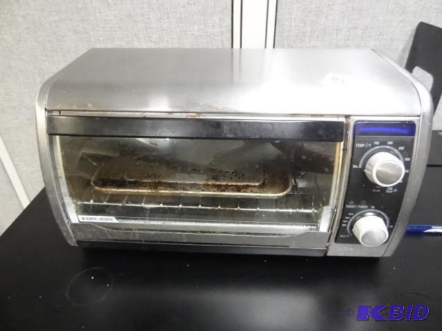 lot 123 image: Black and Decker toaster oven....