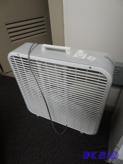 lot 126 image: Lakewood 20" electric fan...
