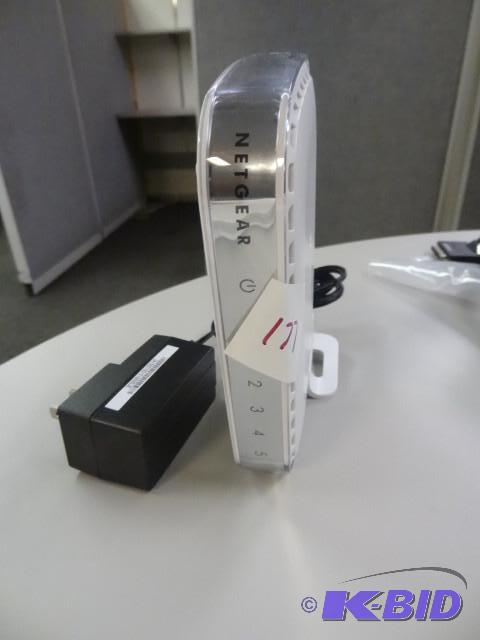 lot 177 image: Net gear 5 port 10 900 1000M switch Gf 605...