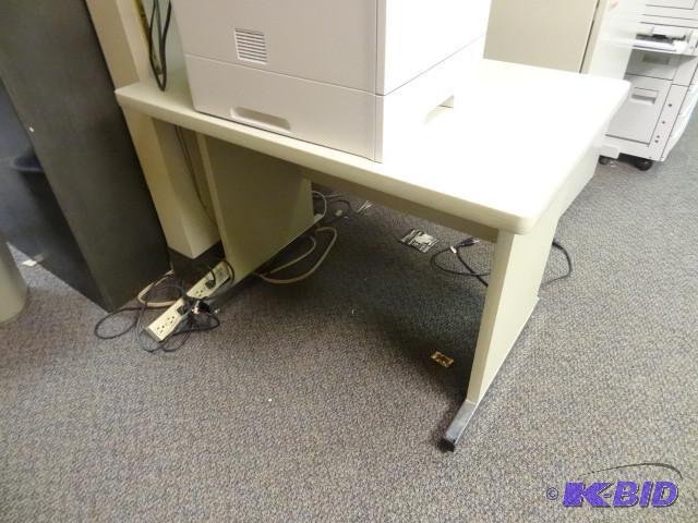 lot 23 image: 36 x 24 x 26 task desk...