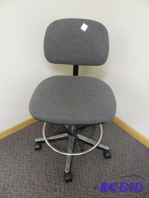 lot 3 image: Adjustable height stool on wheels....