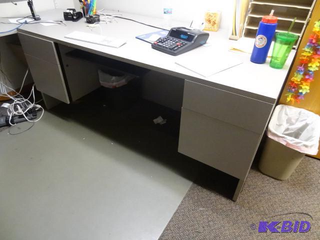 lot 33 image: 71 x 36 x 29 office desk. Has a 65 x 17 retur...