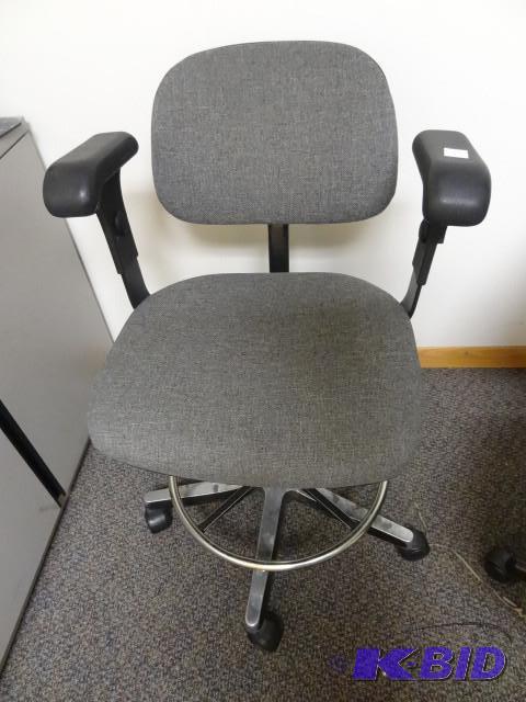 lot 35 image: Adjustable height stool on wheels....
