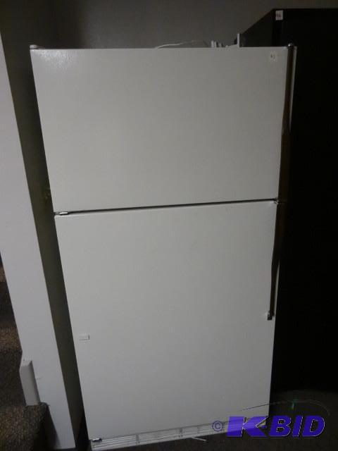 Kenmore 10.6 cu ft frostless fridge freezer. ...