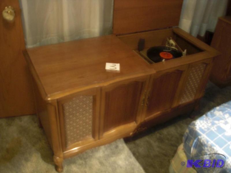 CONSOLE STEREO.. Maple wood.. VERY NICE SHAPE...