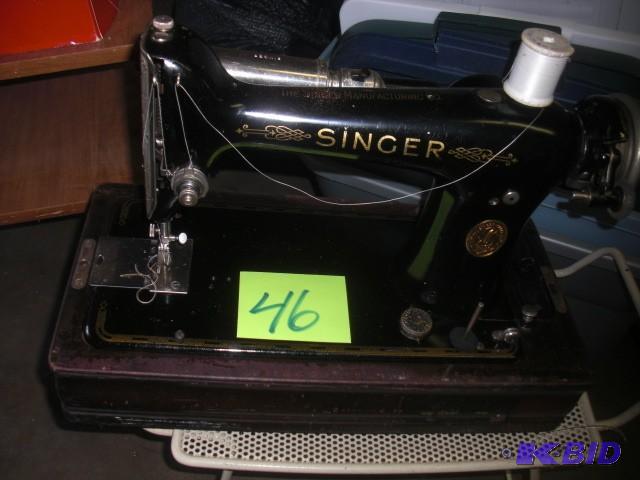 Old Singer Sewing Machine, w Wooden case.. Un...
