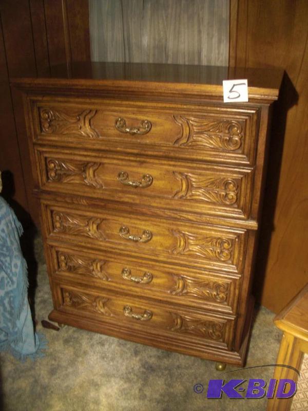 Nice tall boy dresser with 5 drawers. 39in x ...