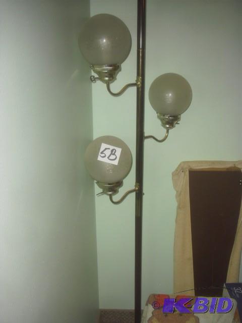 3 light pole Lamp.. In good shape...