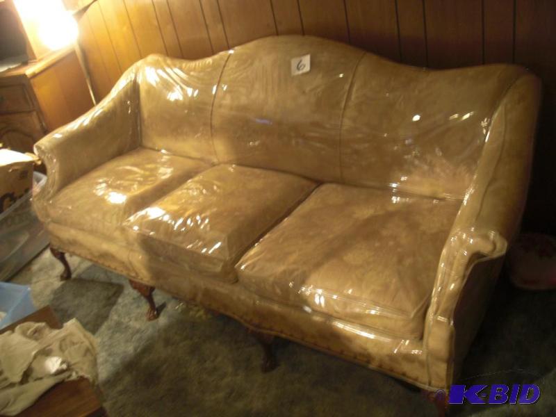 BEAUTIFUL Antique couch.. Owner says it is th...
