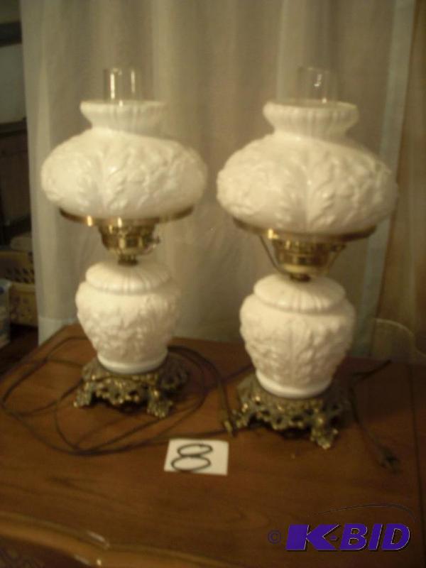 2 White glass Antique, Electric lights. 3 lev...