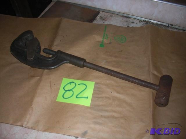 Antique pipe cutter.. Opens for a maximum siz...