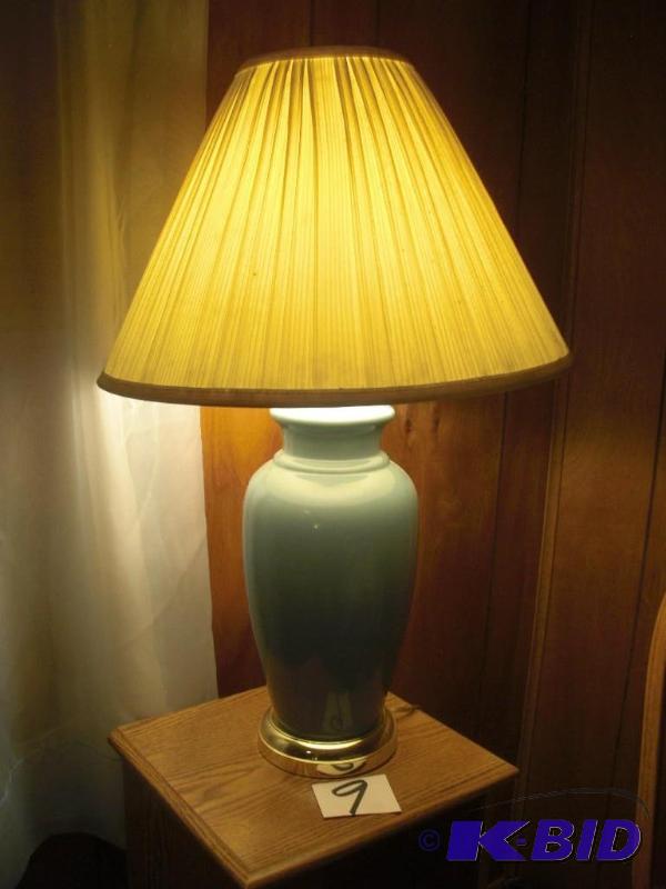 Nice Table lamp.. Glass turquoise bottom. 27 ...