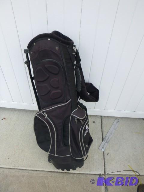 lot 127 image: Arsenal Golf Bag...