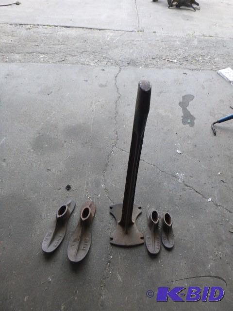 lot 132 image: Cobbler Stand with 4 Dies Adams sizes 1, 2, 3...
