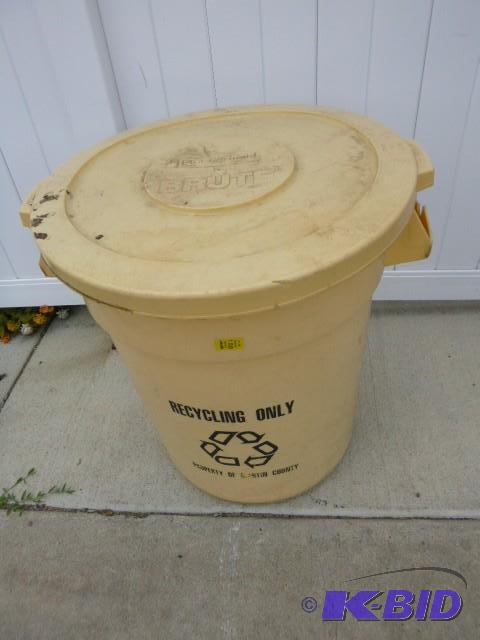 lot 133 image: Rubbermaid Recycling Bin with Lid...