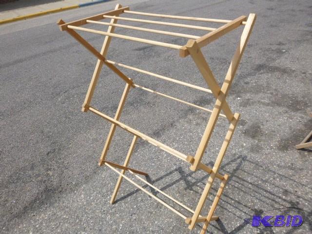 lot 186 image: Towel or Quilt Rack...