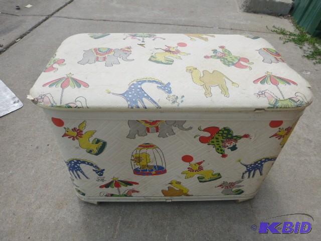 lot 198 image: Toy Box...