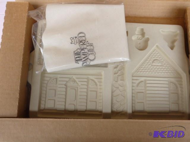lot 206 image: Pampered Chef Gingerbread House...