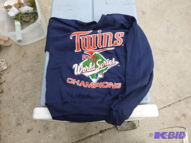 lot 208 image: Minnesota Twins 1987 World Series Champions S...
