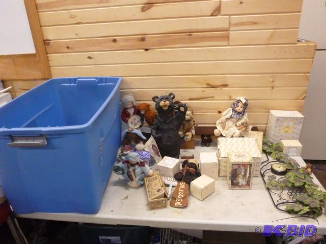 lot 21 image: Lot of Miscellaneous Home Decor Including som...
