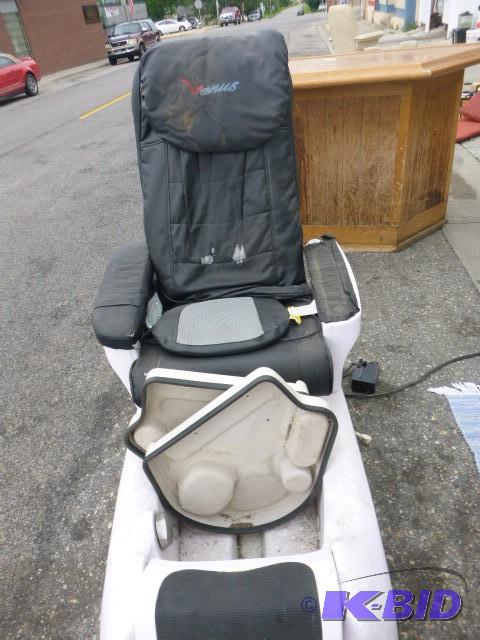 lot 228 image: Salon Spa Unit Missing an arm rest...