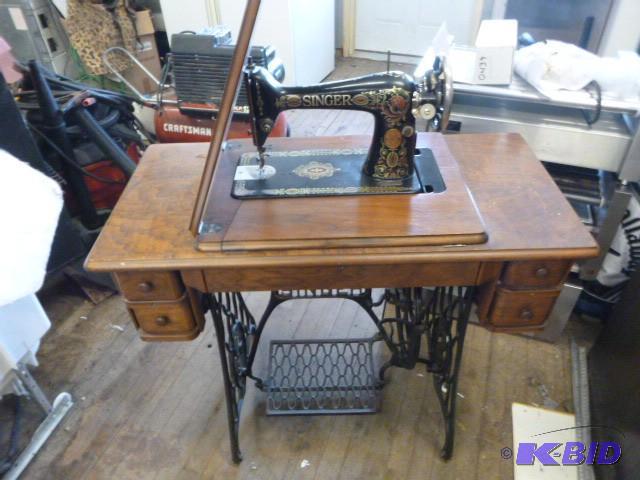 lot 292 image: Vintage Singer Sewing Machine in Cabinet...