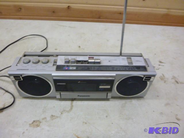 lot 47 image: Panasonic Boom Box Missing 2 buttons...