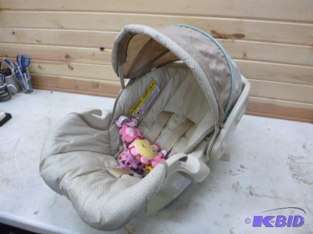 lot 62 image: Graco Car Seat with Shade Protection...
